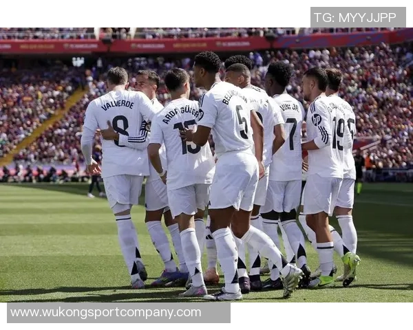 绝平巴黎伊桑与姆巴佩庆祝合影展现兄弟情深与奋斗历程